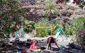 Kinderspielplätze, ein Kinderhaus und eine stundenweise Kinderbetreuung bietet die Finca.